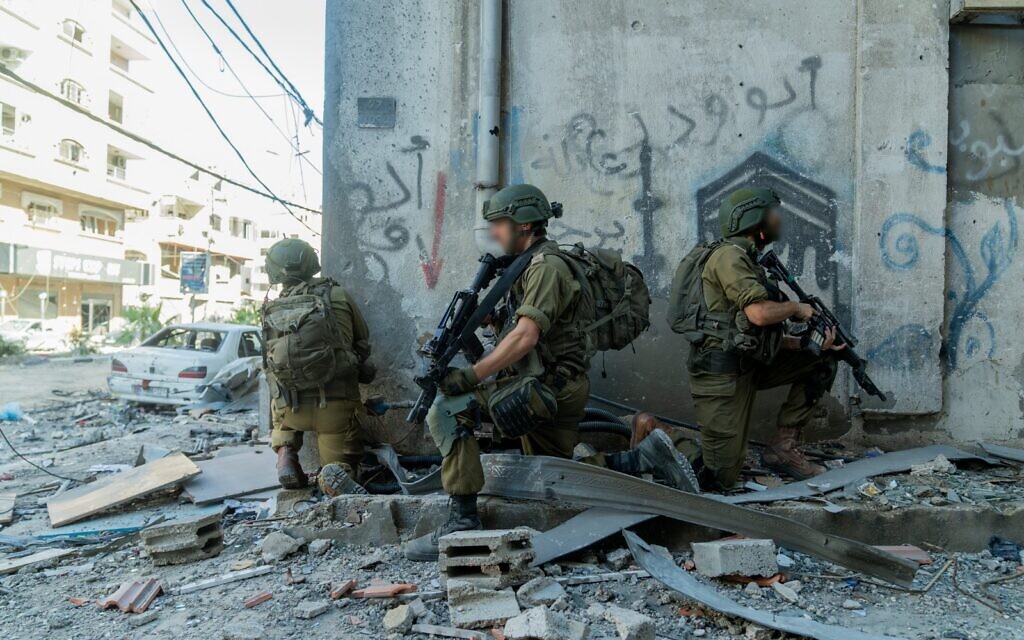 Israeli soldier crouching alert IDF photo