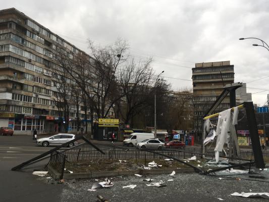 Aftermath of 2022 Russian strike in Kyiv. Artikel, Wikimedia commons