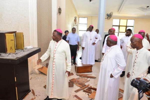 Bishop Jude Arogundade visits St Francis church destroyed in Owo, Nigeria, 2022