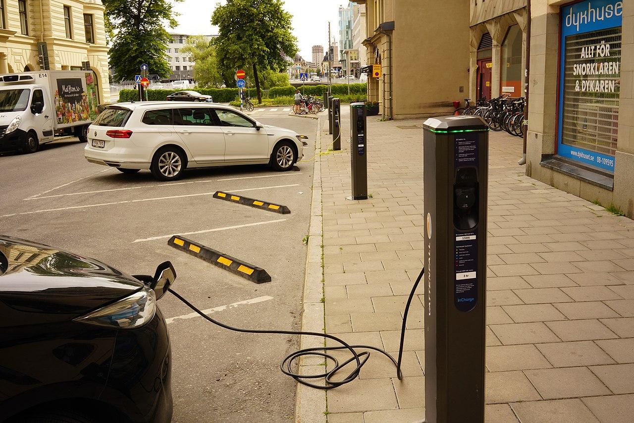 EV charging station Swi-hymn wikimedia CC.