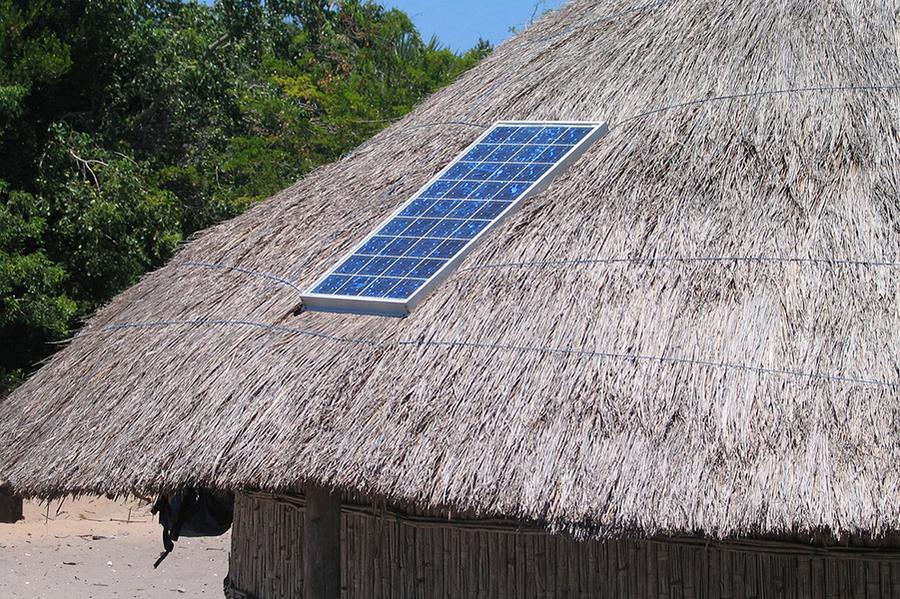Solar panel on grass roof Teresa Cotrim Pixabay